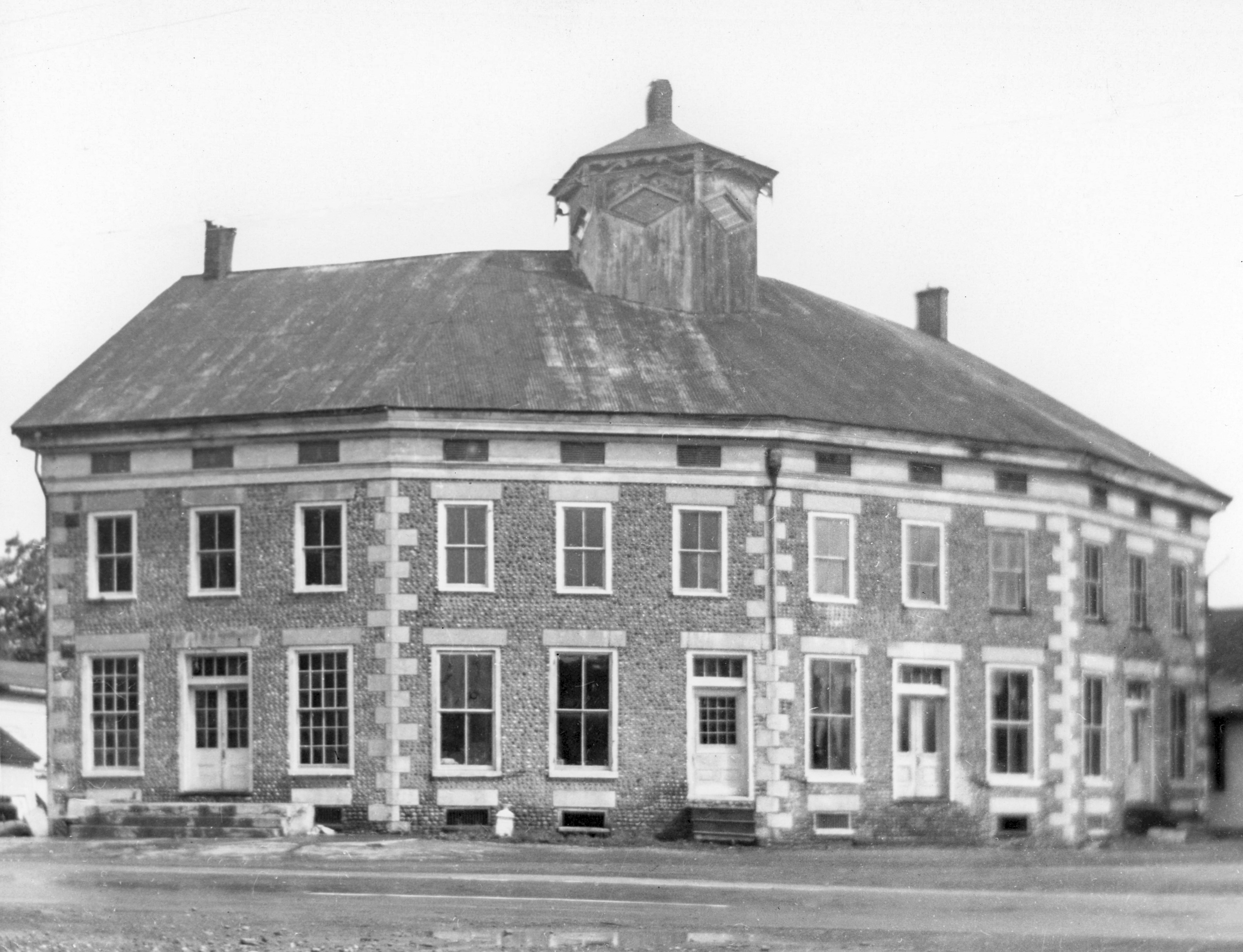 Mad-3 Landmark Tavern 5